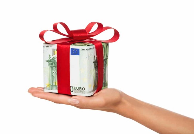 Jeune couple recevant les clés de sa première maison